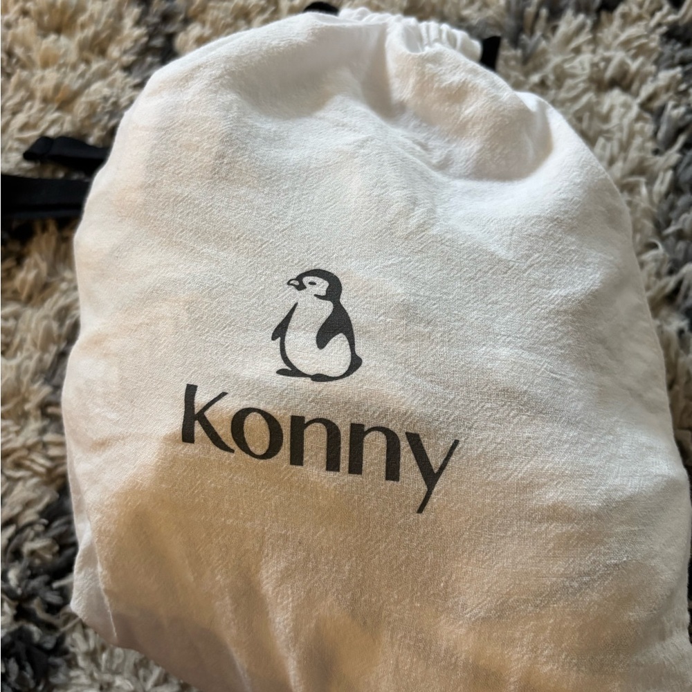 Konny White and Gray Carrier